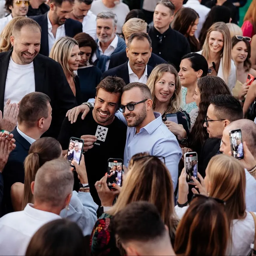 Matteo Cammisa performing card magic for Formula 1 driver Fernando Alonso