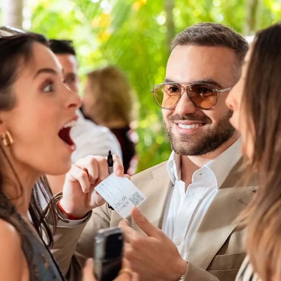 Matteo Cammisa performing close-up magic during a wedding cocktail hour
