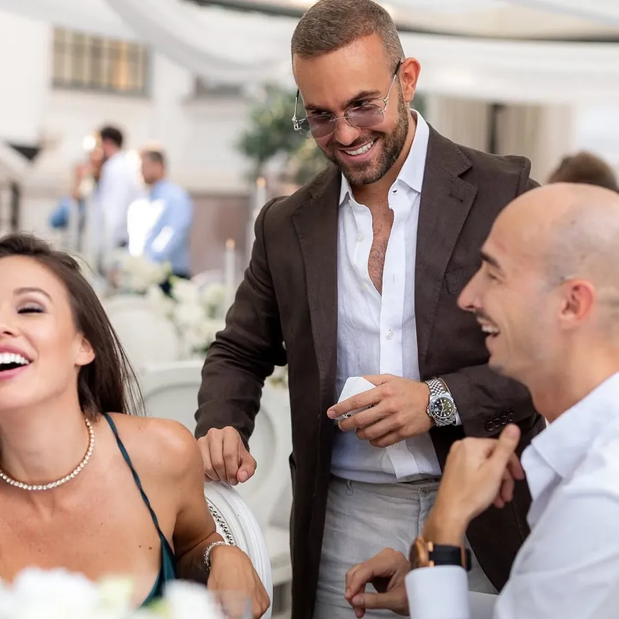Matteo Cammisa performing his signature wedding magic for guests
